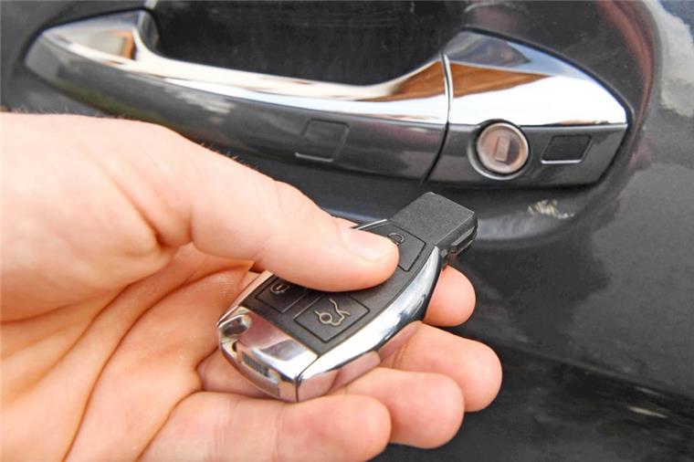 Bremerhaven: Mann will Audi mit Computer hacken Ein Unbekannter wollte in Bremerhaven das Keyless Go-System eines Audis knacken. Er scheiterte und flüchtete unerkannt.