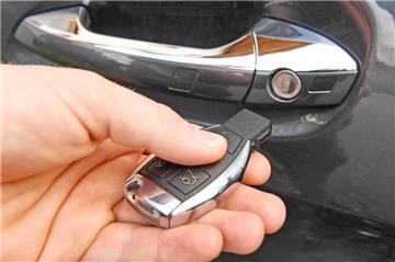Ein Unbekannter wollte in Bremerhaven das Keyless Go-System eines Audis knacken. Er scheiterte und flüchtete unerkannt.