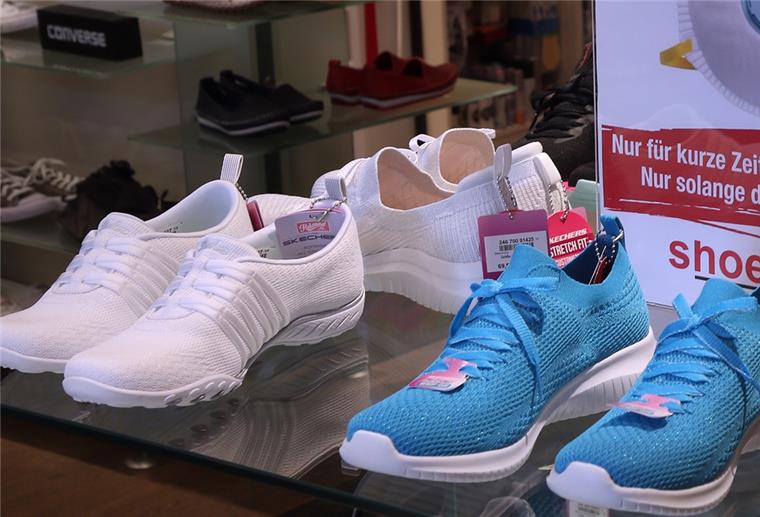 Bremerhaven: Schuhdieb scheitert an resoluter Verkäuferin In einem Schuhgeschäft am Alexanderplatz werden Schutzmasken beworben.