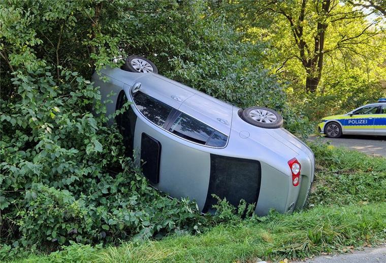 Auto liegt auf der Seite Unfall