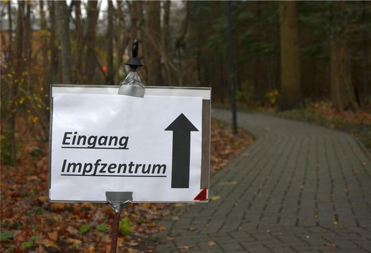 Impfzentrum in Zeven fehlt nur das Vakzin Ein unscheinbares Schild weist den Weg zum Impfzentrum des Landkreises Rotenburg im ehemaligen Zevener Krankenhaus.