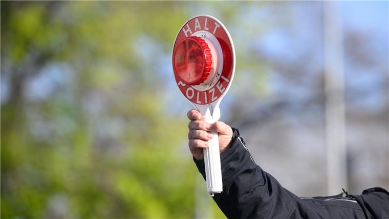 Ein unter Drogeneinfluss stehender Autofahrer ist in Ostfriesland zweimal nacheinander von der Polizei angehalten worden. (Symbolbild)