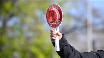 Ein unter Drogeneinfluss stehender Autofahrer ist in Ostfriesland zweimal nacheinander von der Polizei angehalten worden. (Symbolbild)