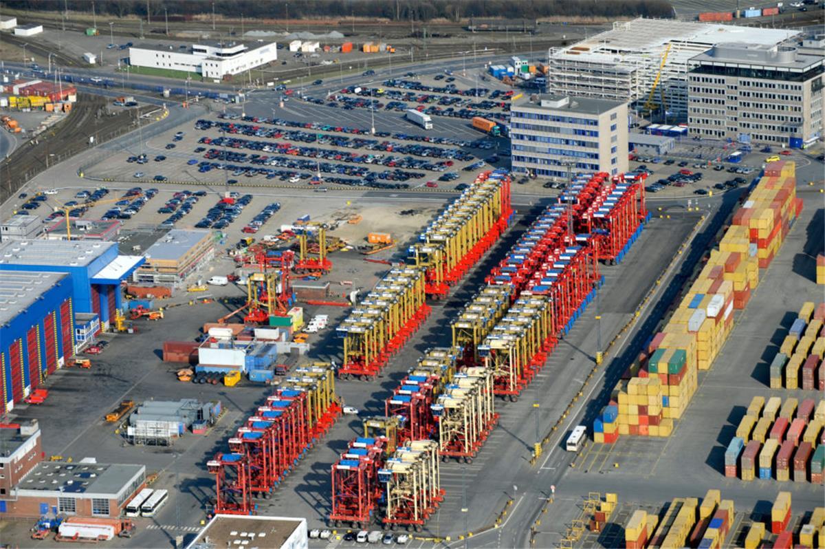 Ein Van Carrier hat auf dem Container Terminal gebrannt.