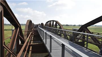 Ein Verfahrensfehler bei der Planung eines Skywalks auf der Dömitzer Eisenbahnbrücke könnte die Samtgemeinde Elbtalaue teuer zu stehen kommen.