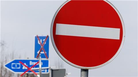 Ein Verkehrsschild „Verbot der Einfahrt“ ist an der Autobahnauffahrt in Fahrtrichtung Bremen und Oldenburg zu sehen.
