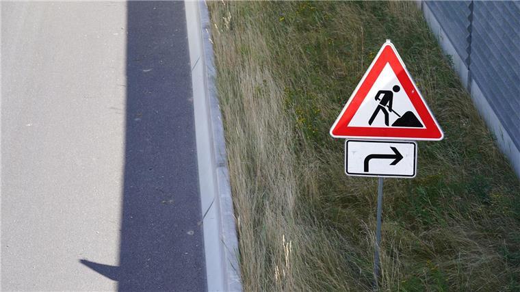 A261 von Hamburg nach Bremen für fünf Tage gesperrt Ein Verkehrsschild weist auf Bauarbeiten an einer Autobahn hin.