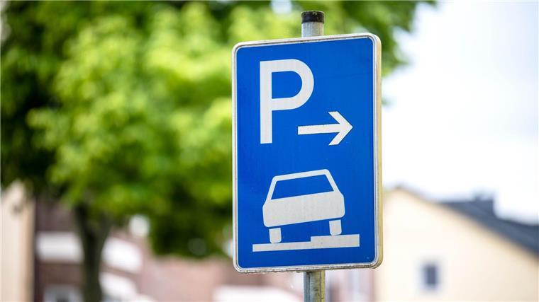 Urteil: Anwohner können gegen Autos auf Gehwegen vorgehen Ein Verkehrszeichen erlaubt das aufgesetzte Parken dem Gehweg.