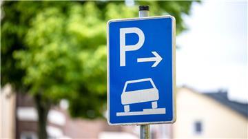 Urteil: Anwohner können gegen Autos auf Gehwegen vorgehen Ein Verkehrszeichen erlaubt das aufgesetzte Parken dem Gehweg.