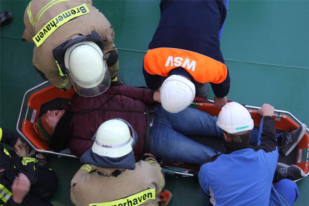 ein Verletzter wird auf einer Trage transportiert. Foto: Havariekommando