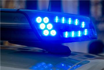 Ein Blaulicht der Polizei leuchtet auf.