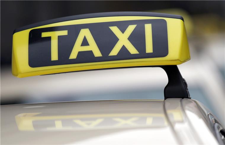 Taxi-Zeche geprellt: Fahrgast im Landkreis Cuxhaven flüchtet Ein vermutlich betrunkener Fahrgast hat im Landkreis Cuxhaven versucht, die Zeche zu prellen.