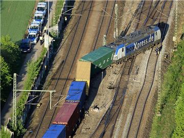 Ein verunglückter Güterzug steht quer auf den Gleisen des Umschlagbahnhofs München-Riem. Menschen wurden nach Angaben der Bundespolizei nicht verletzt, es entstand allerdings ein Millionenschaden.