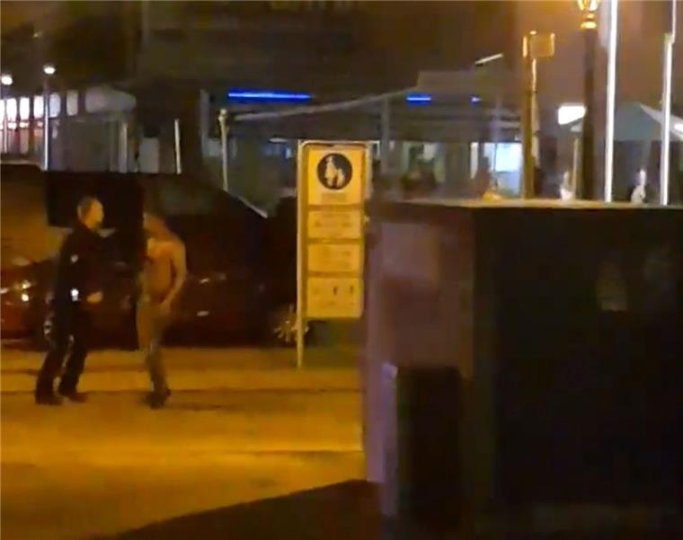 Ein Video aus Bremerhaven zeigt Männer, die sich der Polizei widersetzen. Es wurde nach der Demonstration am Samstag hochgeladen, stammt aber vom 2. September.