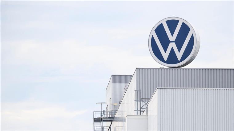 Ein Volkswagen Logo dreht sich auf dem Dach vom Werk von Volkswagen Nutzfahrzeuge.