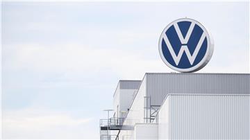 Ein Volkswagen Logo dreht sich auf dem Dach vom Werk von Volkswagen Nutzfahrzeuge.