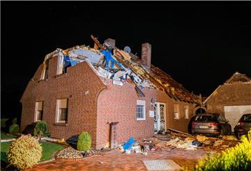 Ein vom Sturm stark beschädigtes Haus dessen Dach abgedeckt wurde.