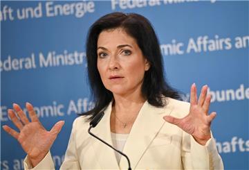 Katherina Reiche (CDU), Bundesministerin für Wirtschaft und Energie, spricht bei einer Pressekonferenz im Bundeswirtschaftsministerium.