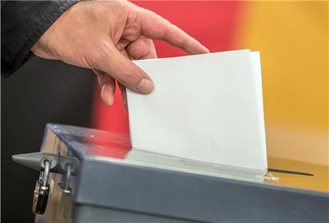 Ein Wähler wirft seinen Stimmzettel zur Bundestagswahl in die Wahlurne.