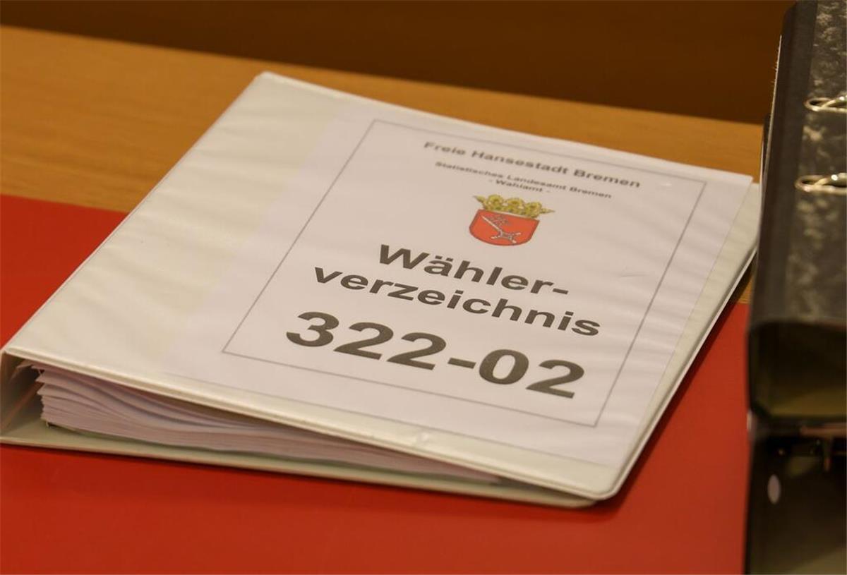 AfD-Einspruch abgelehnt: Bremer Bürgerschaftswahl ist gültig Ein Wählerverzeichnis liegt beim Prozessauftakt in einem Saal des Bremer Verwaltungsgerichts auf einem Tisch.