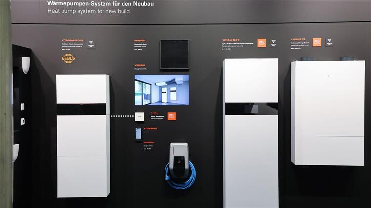 Ein Wärmepumpensystem wird im Showroom des Viessmann-Werkes gezeigt.