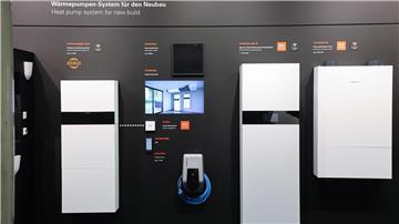 Ein Wärmepumpensystem wird im Showroom des Viessmann-Werkes gezeigt.