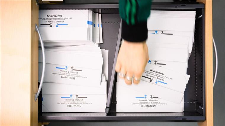 Briefwahl in Niedersachsen läuft - teils großer Andrang Ein Wahlhelfer nimmt in der Briefwahlstelle im Neuen Rathaus Hannover einen Stimmzettel für die Bundestagswahl 2025.