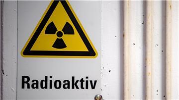 Ein Warnhinweis „Radioaktiv“ hängt am Eingang eines Zwischenlagers.