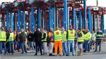 Ein Warnstreik im Hamburger Hafen. 