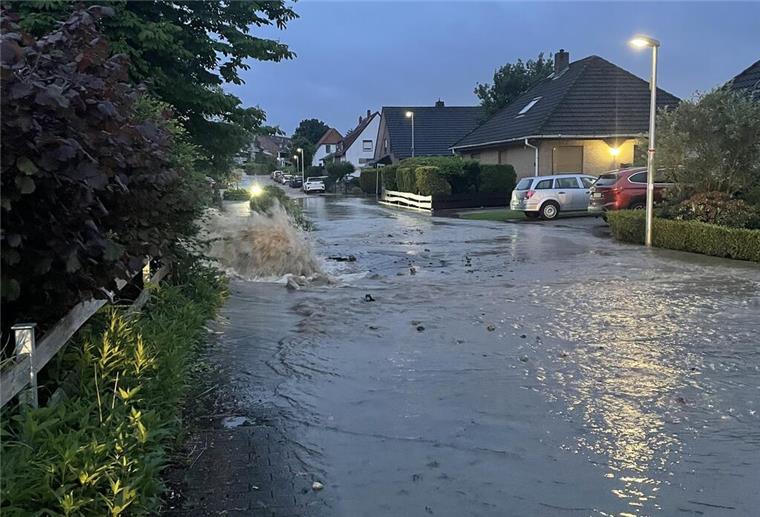 Hauptwasserleitung geplatzt: In Langen hätten die Bewohner beinahe Boote gebraucht Überflutete Straße