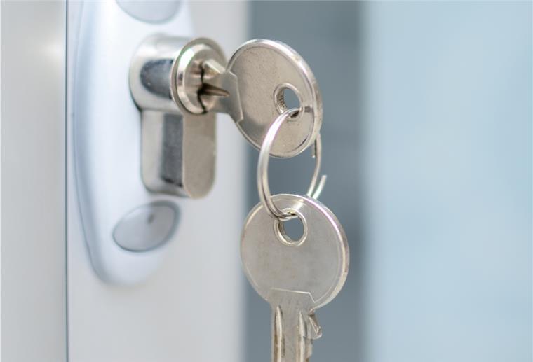 Bremerhaven: Fahndung nach WC-Schlüsseldieb Ein WC-Schlüssel, ein Mann, eine Fahndung: Weil ein Mann in Bremerhaven den WC-Schlüssel eines Baumarktes nicht ordnungsgemäß zurückbrachte, rückte die Polizei Bremerhaven zur Fahndung aus. Mann und Schlüssel sind inzwischen wieder aufgetaucht.