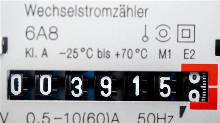 Landesregierung fordert gedeckelten Strompreis für Industrie Ein Wechselstromzähler zeigt den aktuellen Zählerstand an.