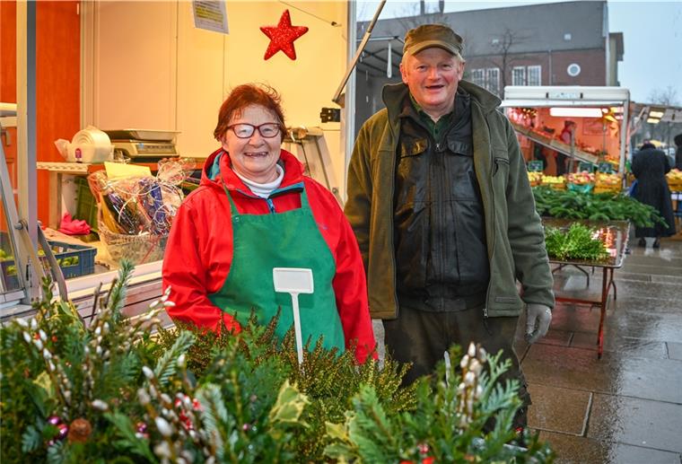 Ein wehmütiges Lächeln zum Abschied: Seit es den Wochenmarkt in der Innenstadt gibt, sind Ingrid und Wilfried Nintzel dabei. Aber nun, nach 38 Jahren, hat das Ehepaar aus Misselwarden aufgehört.