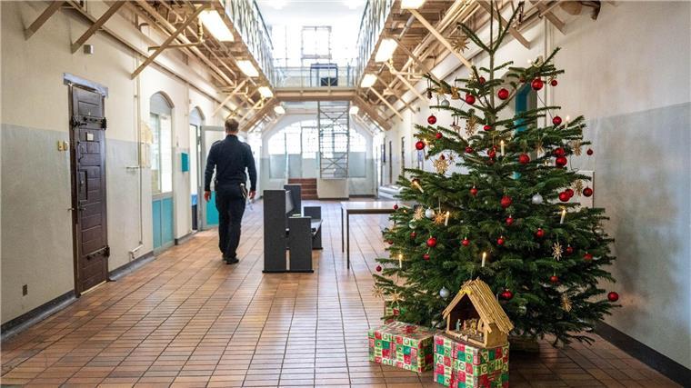 Ein Weihnachtsbaum steht in der Justizvollzugsanstalt (JVA) Bremen-Oslebshausen.