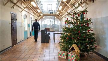 Ein Weihnachtsbaum steht in der Justizvollzugsanstalt (JVA) Bremen-Oslebshausen.