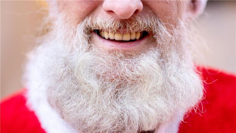 Arbeitsagentur sucht weiter nach Weihnachtsmännern Ein Weihnachtsmann lächelt bei einer Versammlung der Weihnachtsmänner der Jobvermittlung der Agentur für Arbeit.