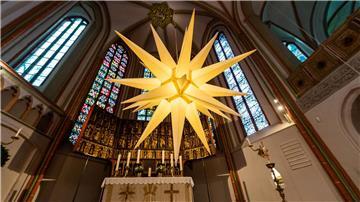 Ein Weihnachtsstern hängt in der St. Johanniskirche in Lüneburg.
