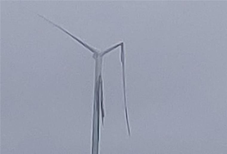 Ein weiterer Flügel des Windrads bei Alfstedt ist abgeknickt.