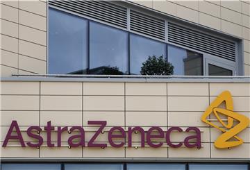 Das Firmenlogo des Pharmakonzerns AstraZeneca über dem Eingang des Unternehmens.