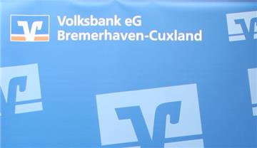 Ein Werbebanner der Volksbank Bremerhaven-Cuxland. 11 Filialen sollen nun geschlossen werden.