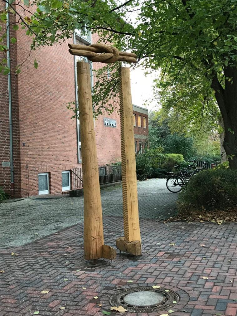 Ein Werk vom Holzbildhauersymposium 2017 hat die Stadt übernommen und vor dem Rathaus aufgestellt.