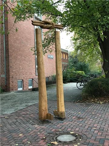 Ein Werk vom Holzbildhauersymposium 2017 hat die Stadt übernommen und vor dem Rathaus aufgestellt.