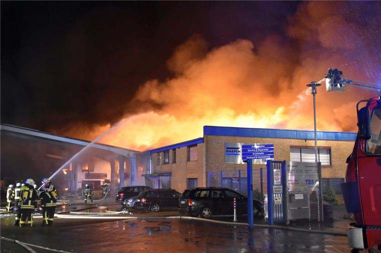 Sittensen: Explosionen und Großbrand an der A 1 Ein Werkstattkomplex und ein Bürogebäude stehen nahe der Autobahn in Sittensen in Flammen. 200 Feuerwehrleute sind im Einsatz, um die Flammen zu löschen.