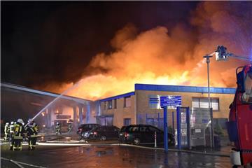 Ein Werkstattkomplex und ein Bürogebäude stehen nahe der Autobahn in Sittensen in Flammen. 200 Feuerwehrleute sind im Einsatz, um die Flammen zu löschen. 