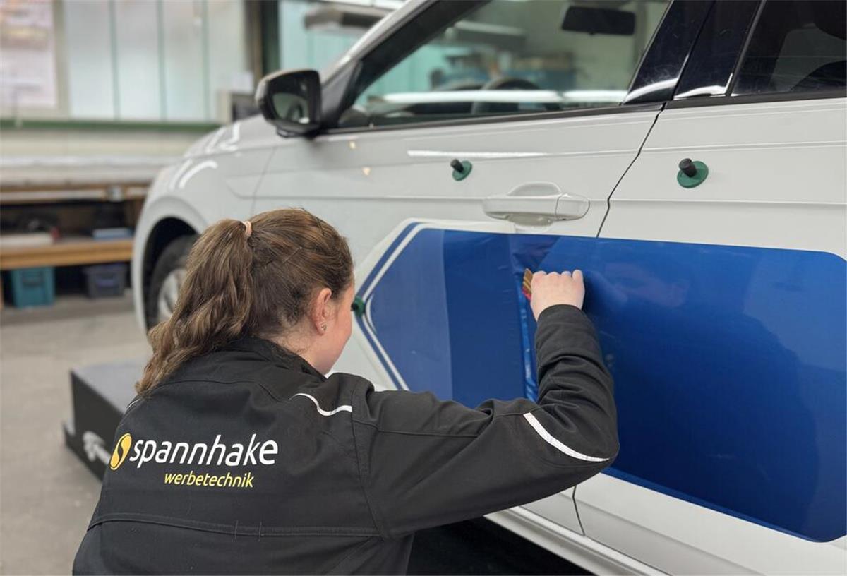 Spannhake bietet die ganze Palette der Werbetechnik Ein wichtiger Tätigkeitsbereich ist die Beschriftung von Fahrzeugen.