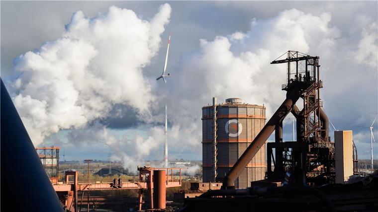 Stahlkonzern Salzgitter sieht Signale der Belebung Ein Windrad steht auf dem Gelände der Salzgitter AG.
