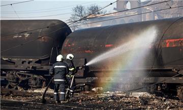 Ein winziges Dorf wird Schauplatz einer Eisenbahn-Katastrophe. Ein Güterzug entgleist, Gastanks explodieren, mehrere Menschen aus dem Ort sterben. Am Unglücksort liegen ganze Straßenzüge in Ruinen.