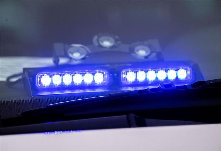 Sturzbetrunkener Österreicher rammt Oldenburger Polizeifahrzeug und flüchtet Ein Zivilfahrzeug der Polizei wurde bei dem Manöver des betrunkenen Österreichers in Mitleidenschaft gezogen (Symbolbild)
