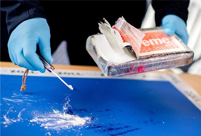Zoll entdeckt in Bremerhaven Riesenmenge Kokain Ein Zollbeamter öffnet ein Paket mit Kokain, das vom Zoll in einem Container entdeckt wurde. Das Rauschgift hat einen Schwarzmarktwert von mehr als 60 Millionen Euro.
