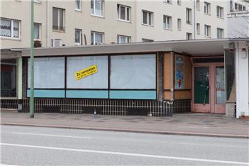 Ein "Zu-vermieten-Schild" prangt an der Milchbar an der Lloydstraße in Bremerhaven.